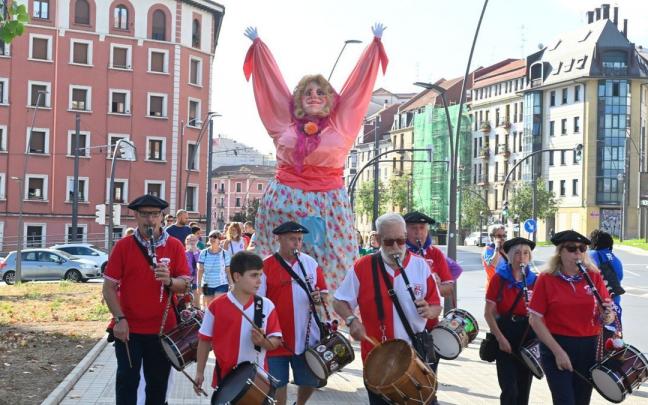La Marijaia recorre las calles de Bilbao en compa&ntilde;&iacute;a de txistularis.