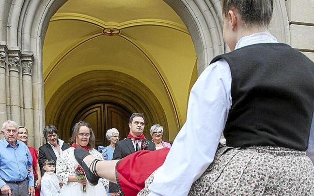 Lerro hauekin batera agertzen den irudian, ezkontza baten artxiboko-irudia. Lerro hauekin batera agertzen den irudian, ezkontza baten artxiboko-irudia.