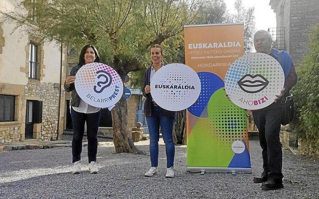 Ezkerretik eskubira, Mertxe Gerriko, Maria Serrano eta Koldo Ortega, Alde Zaharrean.