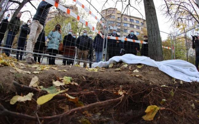 Miembros de la Comisión de Urbanismo del Ayuntamiento de Pamplona visitando las catas de arbolado que se están haciendo en Sarasate para determinar una posible reurbanización del paseo.