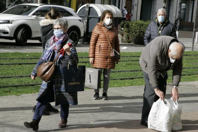 Gente con mascarilla en Vitoria