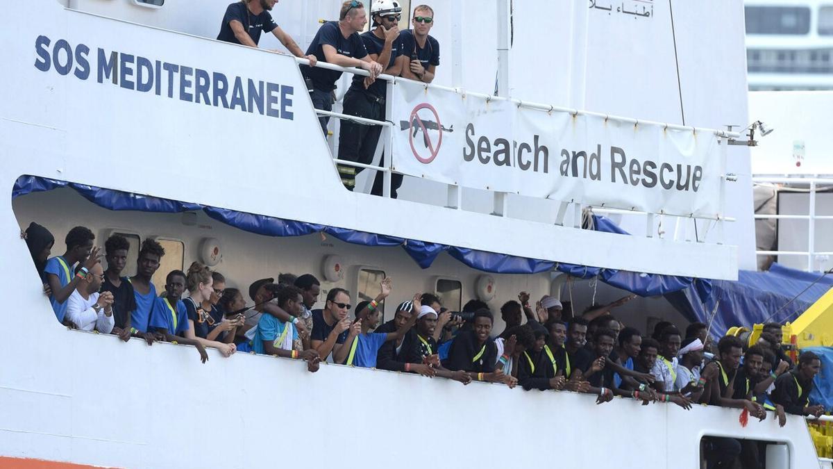 Inmigrantes a bordo del barco humanitario de SOS Mediterranee.