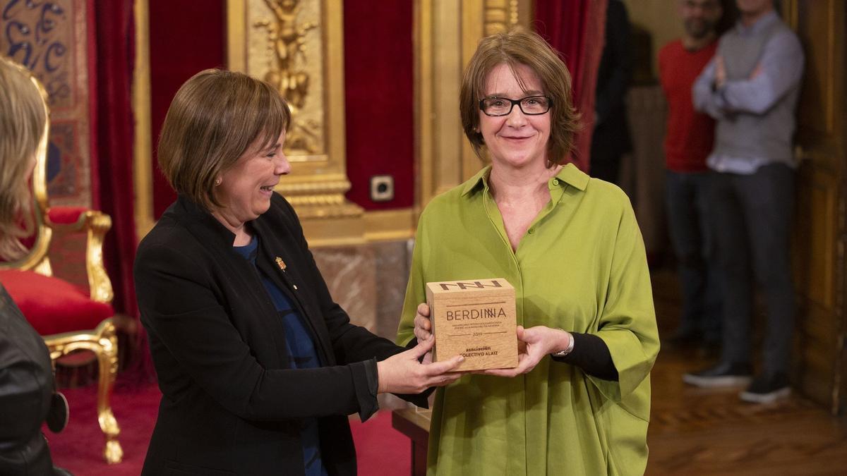 Uxue Barkos hace entrega del Premio Berdinna, en 2019, a Maite Pérez Larumbe, presidenta de Alaiz.