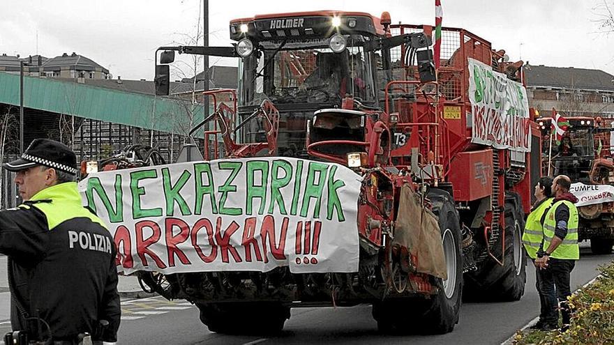 Tractorada de protesta organizada por la UAGA para pedir precios justos por su labor en el campo.