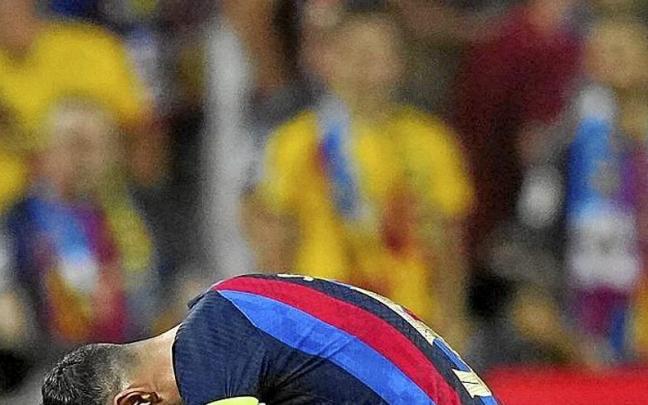 Busquets mira al suelo tras encajar el Barça un gol. | FOTO: EFE Busquets mira al suelo tras encajar el Barça un gol. | FOTO: EFE