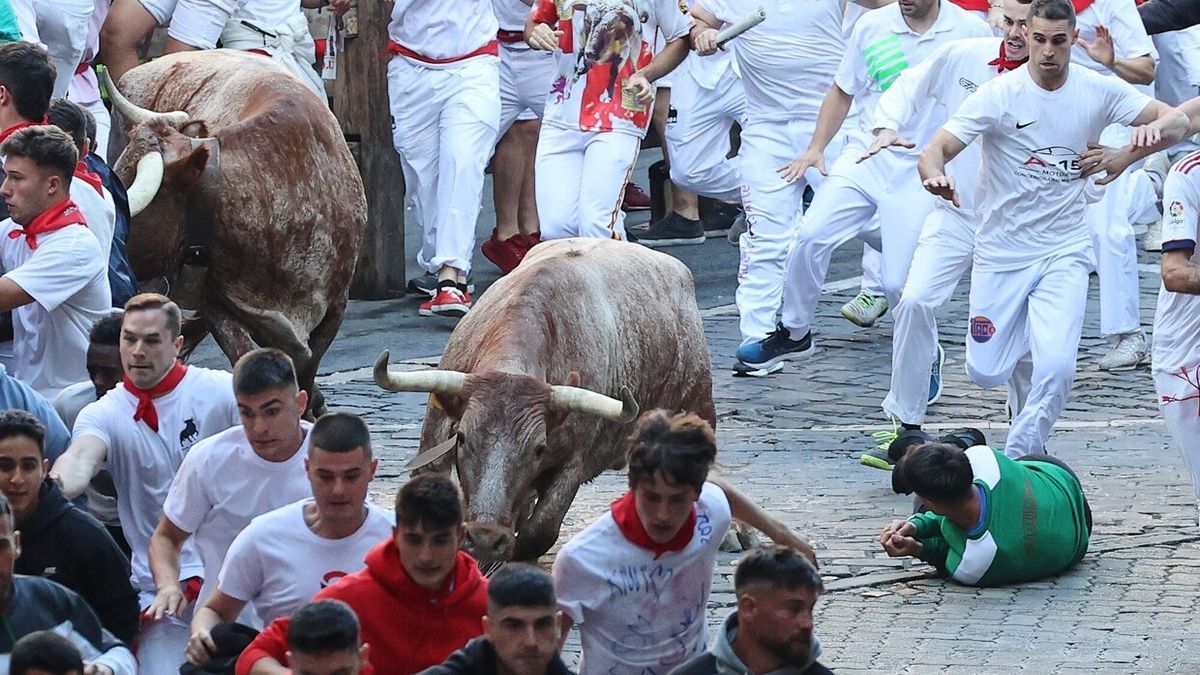 Momentos de peligro en el callejón de la plaza de Toros.