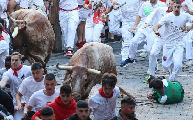 Momentos de peligro en el callej&oacute;n de la plaza de Toros.
