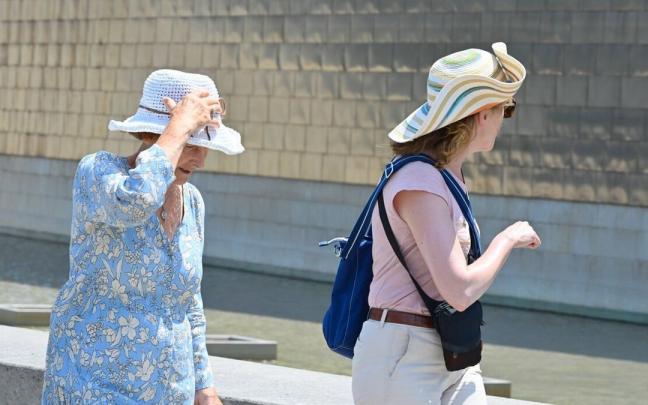 Dos turistas pasean junto al Guggenheim en Bilbao durante la anterior ola de calor Dos turistas pasean junto al Guggenheim en Bilbao durante la anterior ola de calor