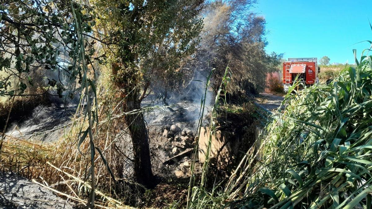 Fuego de vegetación junto al río de Valdeibañes