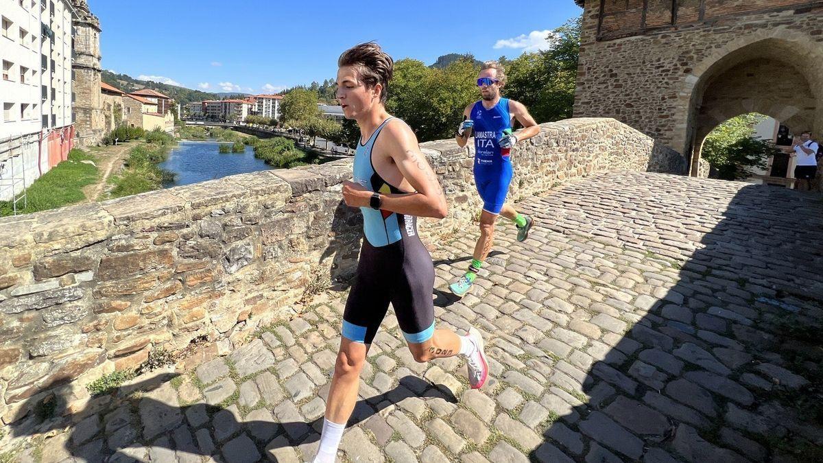 Duatletas pasan por el Puente Viejo de Balmaseda.
