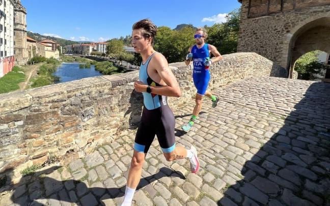Duatletas pasan por el Puente Viejo de Balmaseda.