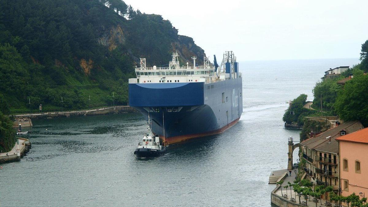 Un barco de mercancías entra en el Puerto de Pasaia para recoger mercancía destinada al exterior.