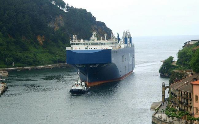 Un barco de mercancías entra en el Puerto de Pasaia para recoger mercancía destinada al exterior. Un barco de mercancías entra en el Puerto de Pasaia para recoger mercancía destinada al exterior.