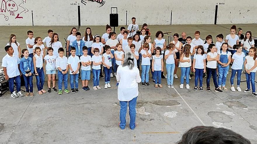 Alumnos y alumnas de Lenguaje Musical cantaron bajo la dirección de Rosa Mary Sánchez | FOTO: F.A.G.