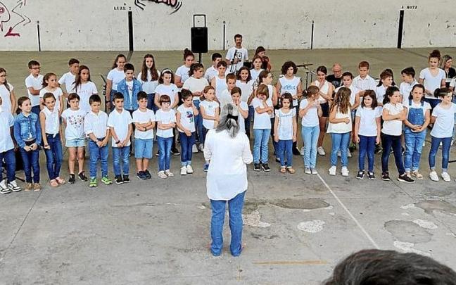 Alumnos y alumnas de Lenguaje Musical cantaron bajo la dirección de Rosa Mary Sánchez | FOTO: F.A.G.