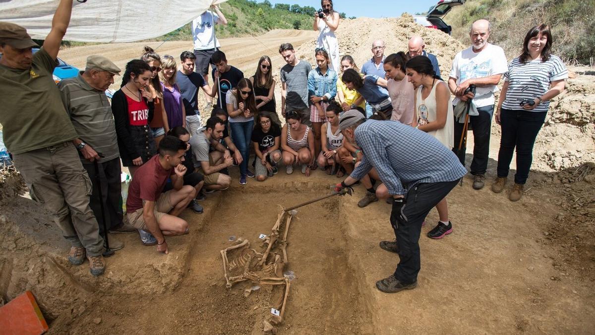 Miembros de la Sociedad Aranzadi, en presencia de voluntarios del cementerio de las Botellas de Ezkaba, durante las labores de exhumación de los dos cuerpo recuperados en un enterramiento en Artaiz.