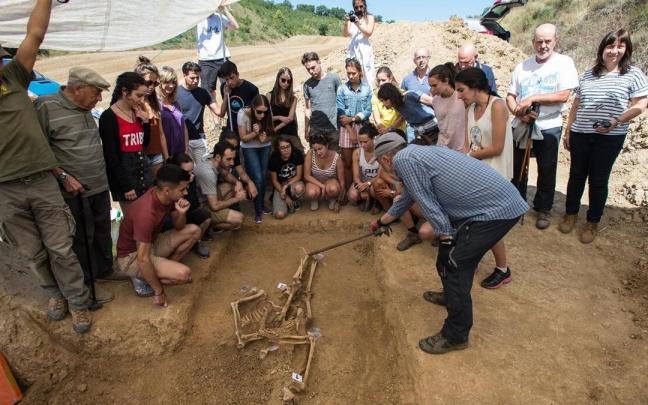 Miembros de la Sociedad Aranzadi, en presencia de voluntarios del cementerio de las Botellas de Ezkaba, durante las labores de exhumación de los dos cuerpo recuperados en un enterramiento en Artaiz. Miembros de la Sociedad Aranzadi, en presencia de voluntarios del cementerio de las Botellas de Ezkaba, durante las labores de exhumación de los dos cuerpo recuperados en un enterramiento en Artaiz.