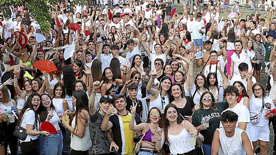 Cientos de tudelanos y tudelanas saludan a la cámara en las primeras horas de la celebración de la Fiesta Joven de 2022 en el parque del Padre Baztán.