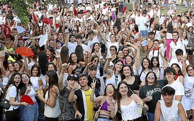 Cientos de tudelanos y tudelanas saludan a la c&aacute;mara en las primeras horas de la celebraci&oacute;n de la Fiesta Joven de 2022 en el parque del Padre Bazt&aacute;n.