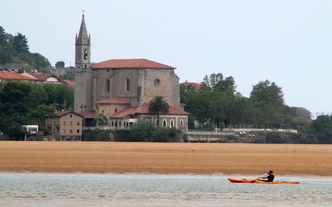 Una persona transita con su kayak por la bocana de la ría, a la atura de Mundaka. Una persona transita con su kayak por la bocana de la ría, a la atura de Mundaka.