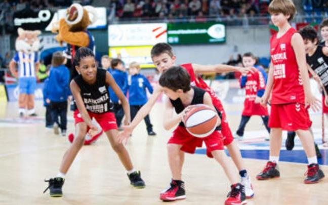 Varios txikis juegan a baloncesto. Varios txikis juegan a baloncesto.