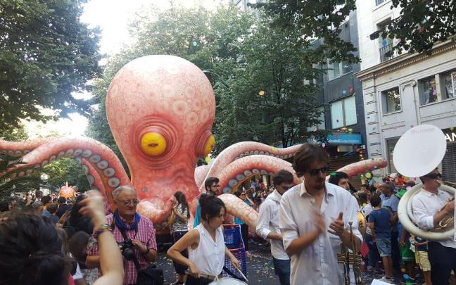 Olagarroa, 6 metroko altuera eta 13 metroko diametroa duen pertsonaia