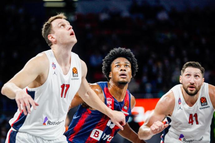 Voigtmann pelea por la posición con Enoch en un Baskonia-CSKA