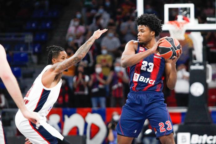 Enoch protege el balón en el partido de Euroliga ante el CSKA de Moscú