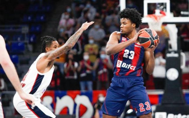 Enoch protege el balón en el partido de Euroliga ante el CSKA de Moscú Enoch protege el balón en el partido de Euroliga ante el CSKA de Moscú