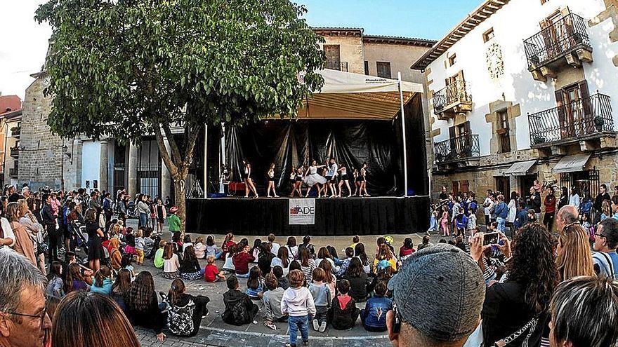 Aspecto que presentaba la plaza en la última fiesta del comercio de Altsasu, en 2019.