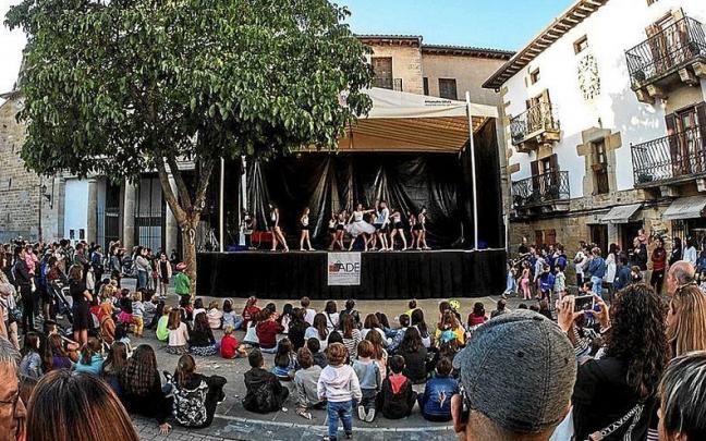 Aspecto que presentaba la plaza en la última fiesta del comercio de Altsasu, en 2019.