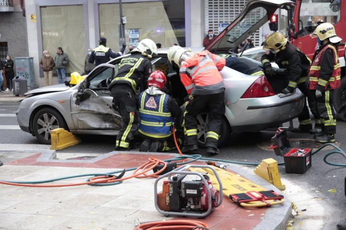 Un retén de Bomberos trabaja en un accidente de tráfico.