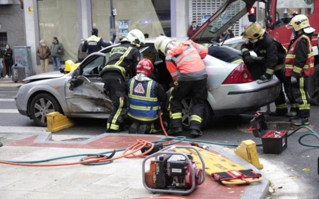 Un retén de Bomberos trabaja en un accidente de tráfico.