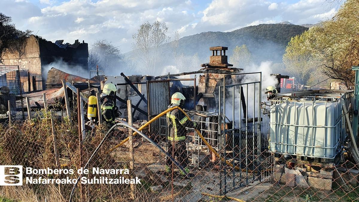Bomberos intentan extinguir las llamas