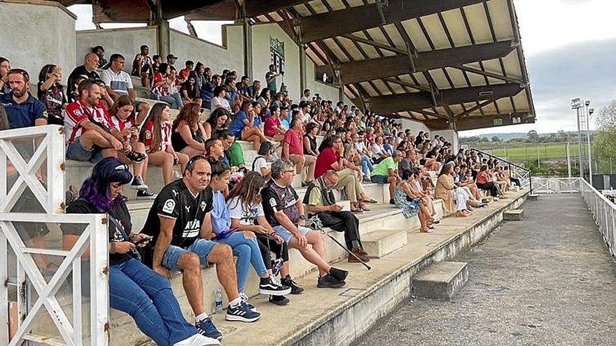 Público en la grada de Basozabal durante un partido.