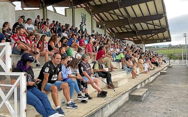 Público en la grada de Basozabal durante un partido.