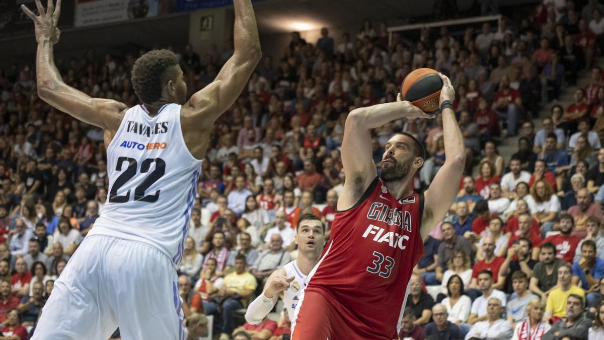 Marc Gasol intenta anotar ante la intimidación de Tavares durante la visita del Real Madrid a Girona