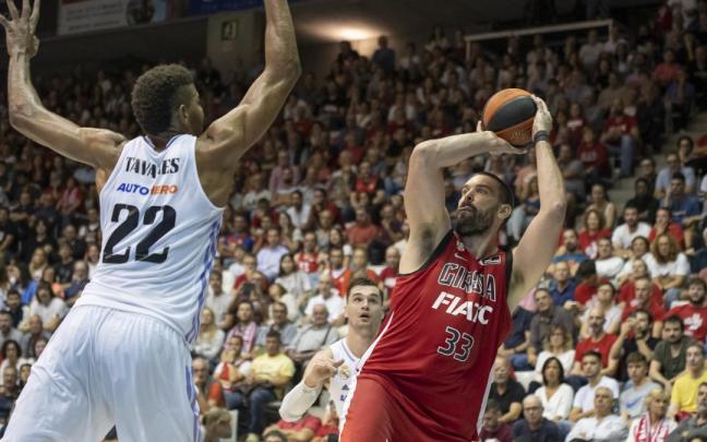 Marc Gasol intenta anotar ante la intimidación de Tavares durante la visita del Real Madrid a Girona Marc Gasol intenta anotar ante la intimidación de Tavares durante la visita del Real Madrid a Girona