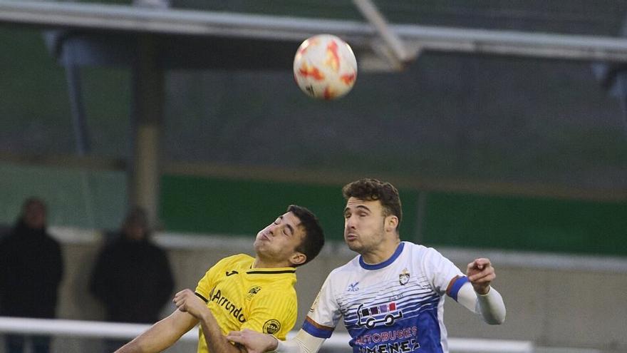 Dos rivales saltan por el balón en el encuentro entre el Burladés y Alesves