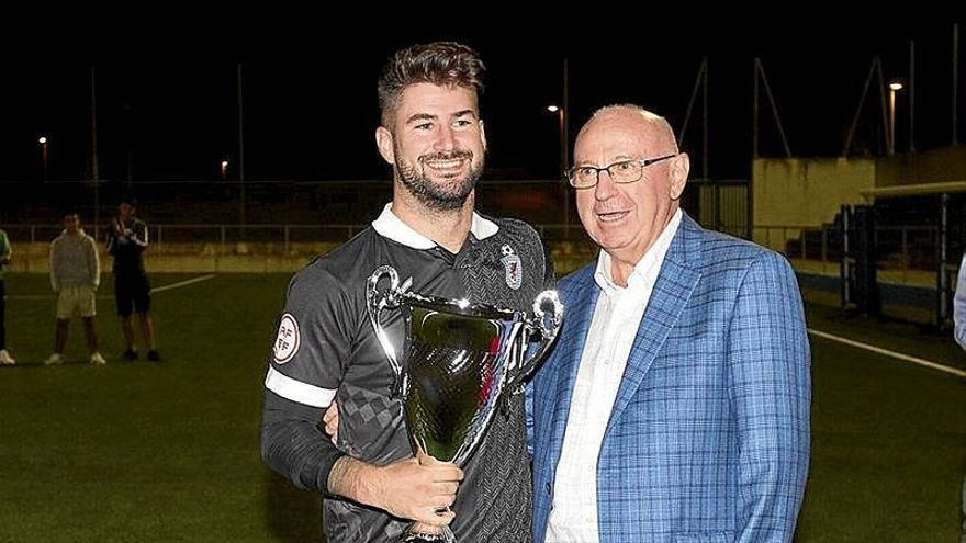 Fermín Iturri, con el trofeo de campeón de Navarra. | FOTO: IÑAKI PORTO