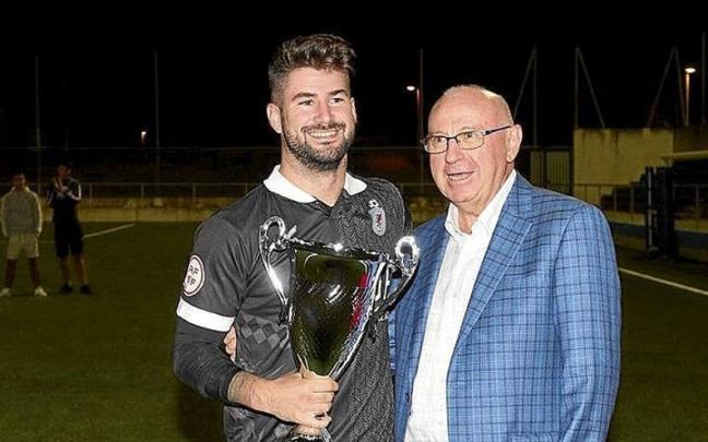 Fermín Iturri, con el trofeo de campeón de Navarra. | FOTO: IÑAKI PORTO