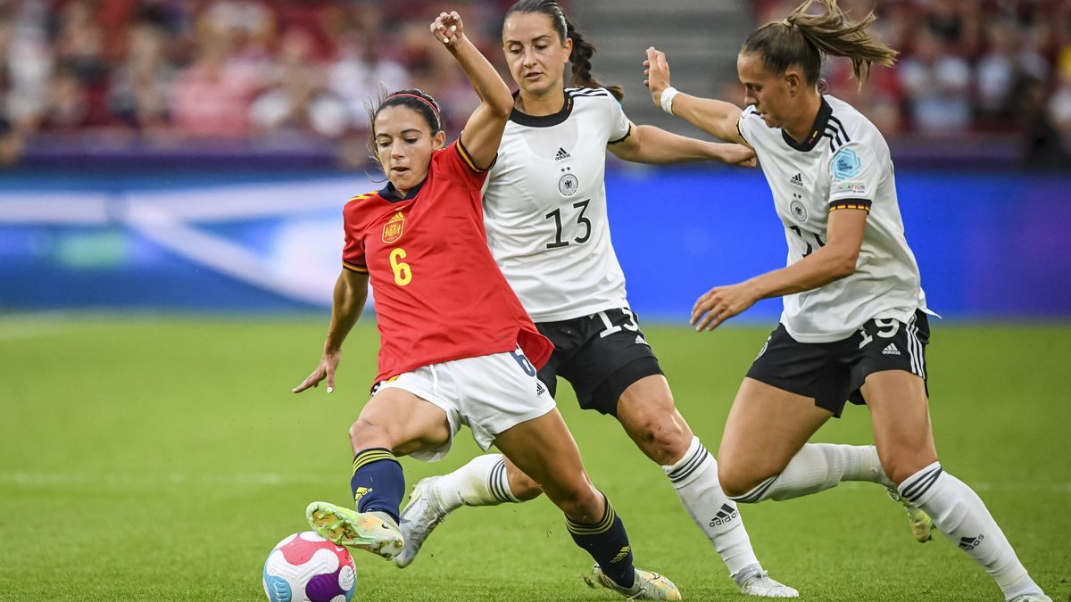 Aitana Bonmatí pelea por un balón ante dos jugadoras alemanas.