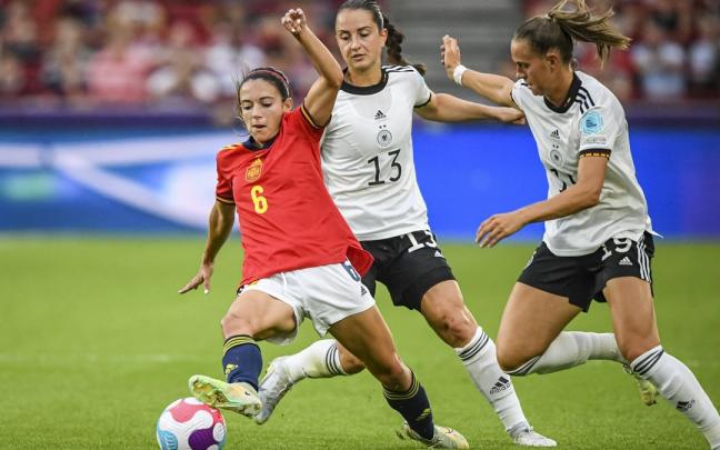Aitana Bonmat&iacute; pelea por un bal&oacute;n ante dos jugadoras alemanas.