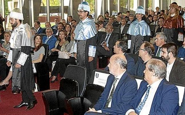 Asistentes al acto acad&eacute;mico celebrado ayer en la universidad Euneiz. | FOTOS: JOSU CHAVARRI