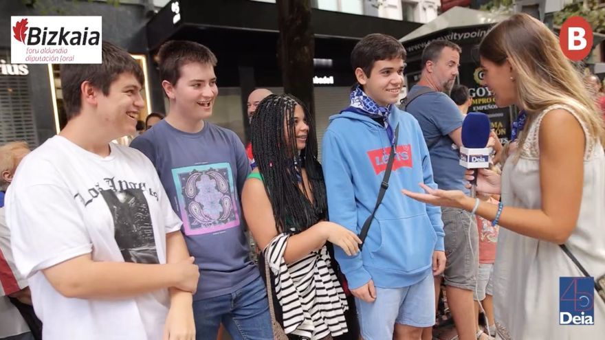 Un grupo de amigos disfrutan del Desfile de la Ballena