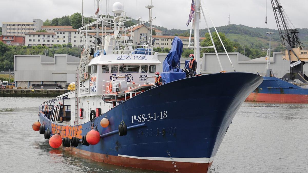 El 'Aita Mari', llegando a su base en Pasaia tras haber sido retenido en Palermo durante 49 días en 2020