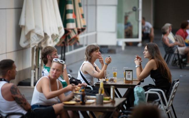 Varias personas sentadas en una terraza de Barcelona. Varias personas sentadas en una terraza de Barcelona.