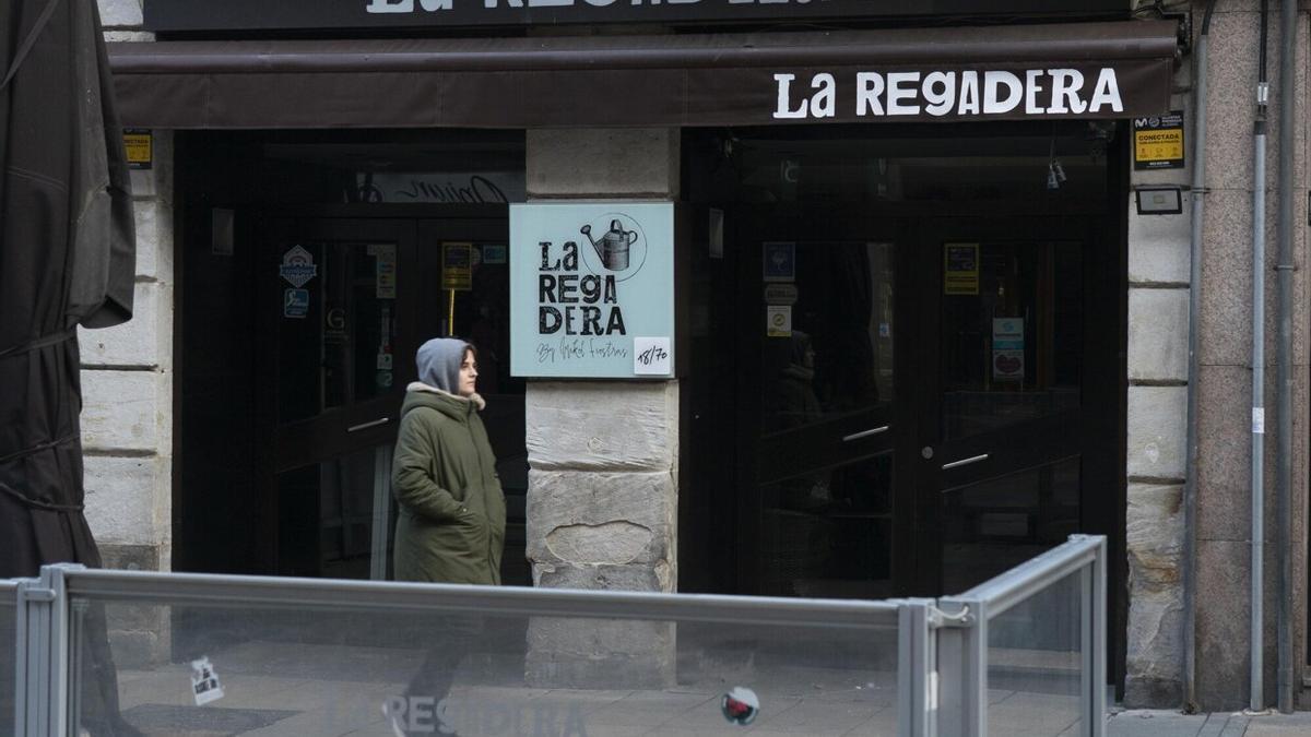 Fachada de La Regadera, cerrado al público, en el número 41 de la calle Dato