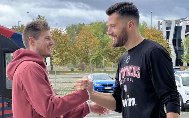 Alec Peters se saluda con Kurucs en su llegada al Buesa Arena