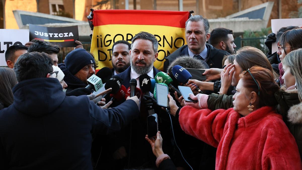 El presidente de Vox, Santiago Abascal, atiende a los medios.